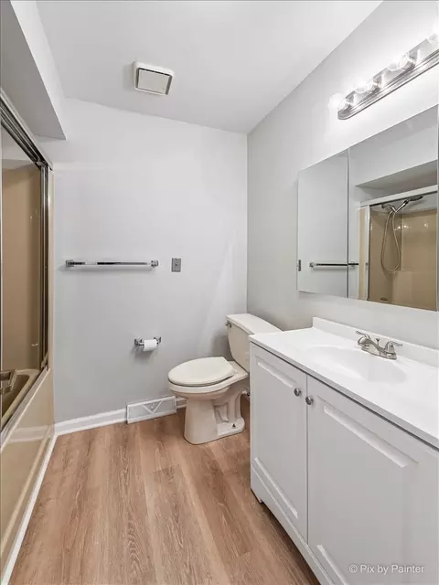 Bath - 1699 Pebble Beach Dr, Hoffman Estates, IL 60169 photo 2 of 3
