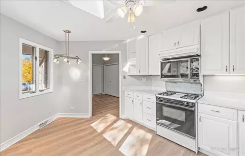 Kitchen - 1699 Pebble Beach Dr, Hoffman Estates, IL 60169 photo 3 of 4