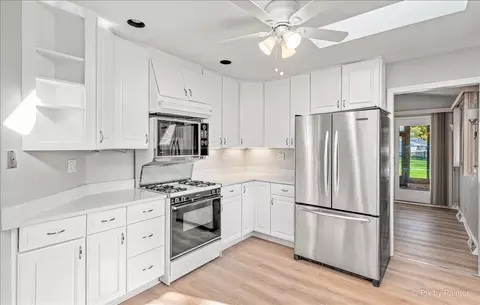 Kitchen - 1699 Pebble Beach Dr, Hoffman Estates, IL 60169 photo 4 of 4