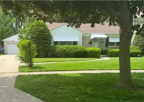 670 Deerpath Dr, Deerfield, IL 60015