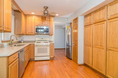 701 Holly Dr, Bartlett, IL 60103 photo 7