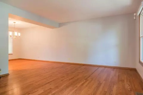 701 Holly Dr, Bartlett, IL 60103 photo 3
