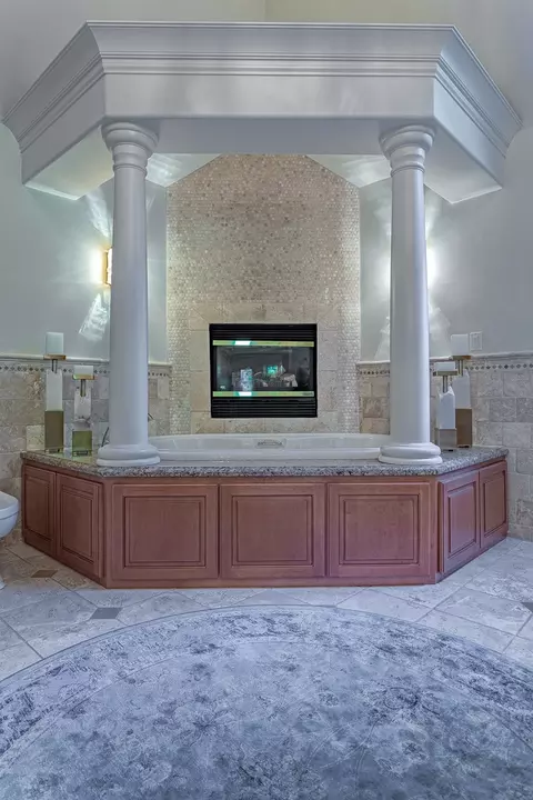 Bath - 456 S Oak St, Itasca, IL 60143 photo 2 of 7