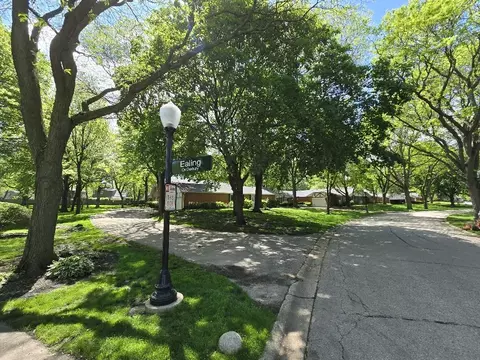 21 Duxbury Ln, Rolling Meadows, IL 60008 photo 3
