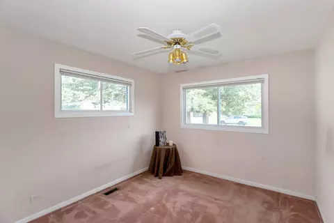 Bedroom - 90 W Thacker St, Hoffman Estates, IL 60169 photo 1 of 6
