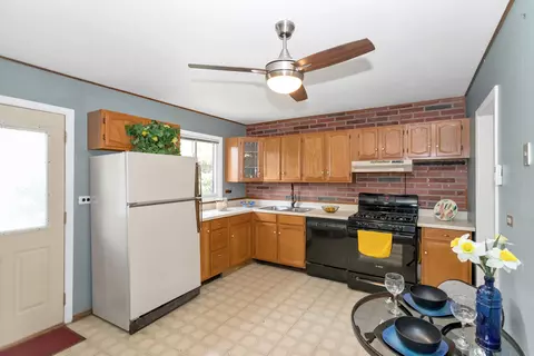 Kitchen - 90 W Thacker St, Hoffman Estates, IL 60169 photo 1 of 3