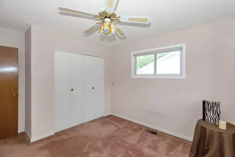 Bedroom - 90 W Thacker St, Hoffman Estates, IL 60169 photo 2 of 6