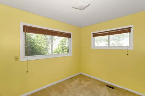 Bedroom - 90 W Thacker St, Hoffman Estates, IL 60169 photo 5 of 6