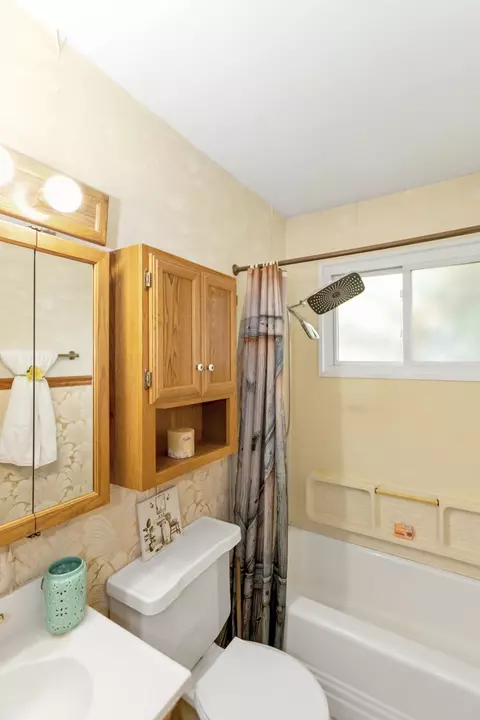 Bath - 90 W Thacker St, Hoffman Estates, IL 60169 photo 2 of 2
