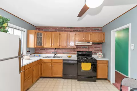 Kitchen - 90 W Thacker St, Hoffman Estates, IL 60169 photo 3 of 3