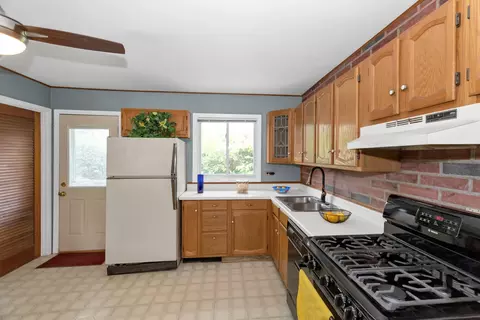 Kitchen - 90 W Thacker St, Hoffman Estates, IL 60169 photo 2 of 3