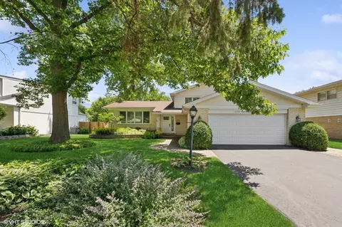 2795 Appletree Ln, Northbrook, IL 60062