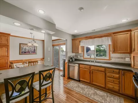 Kitchen - 910 La Jolla Ter, Bartlett, IL 60103 photo 2 of 2