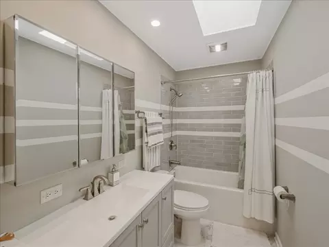 Bath - 910 La Jolla Ter, Bartlett, IL 60103 photo 1 of 2