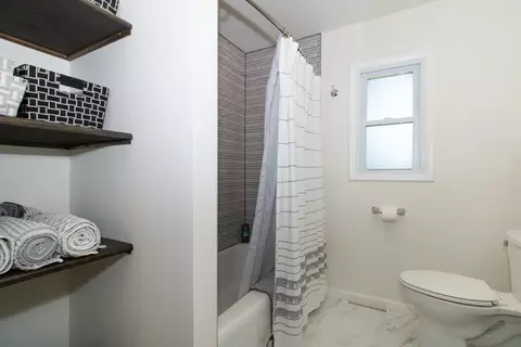 Bath - 1904 Garling Dr, Bloomington, IL 61701 photo 2 of 5