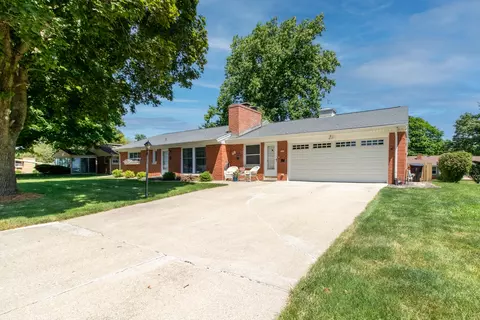 1904 Garling Dr, Bloomington, IL 61701