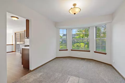 2050 Aronomink Cir, Elgin, IL 60123 photo 4