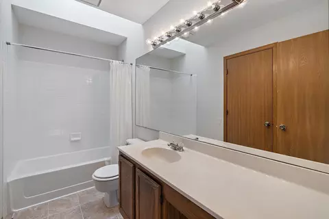 2050 Aronomink Cir, Elgin, IL 60123 photo 16