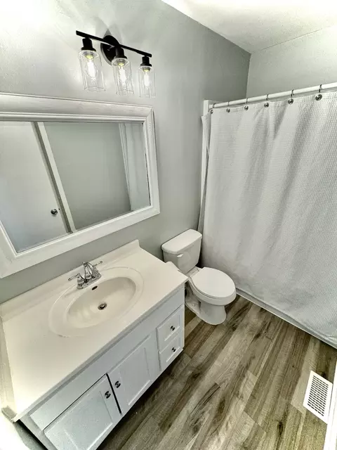 Bath - 2460 Devonshire Ct, Aurora, IL 60502 photo 3 of 3