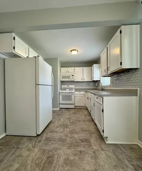 Kitchen - 2460 Devonshire Ct, Aurora, IL 60502 photo 2 of 4