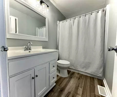 Bath - 2460 Devonshire Ct, Aurora, IL 60502 photo 2 of 3