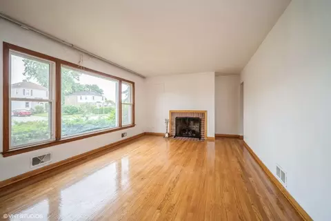 Living - 1045 E Thacker St, Des Plaines, IL 60016 photo 2 of 7