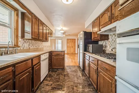 Kitchen - 1045 E Thacker St, Des Plaines, IL 60016 photo 1 of 1