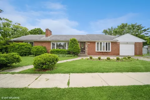 1045 E Thacker St, Des Plaines, IL 60016