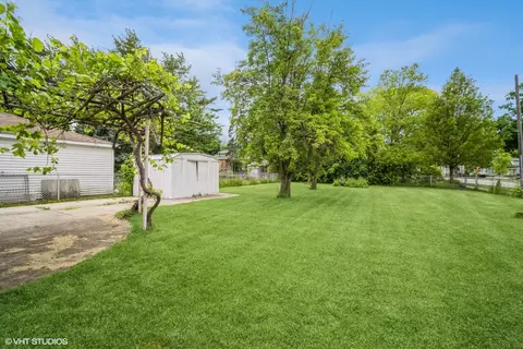 Exterior - 1045 E Thacker St, Des Plaines, IL 60016 photo 2 of 3