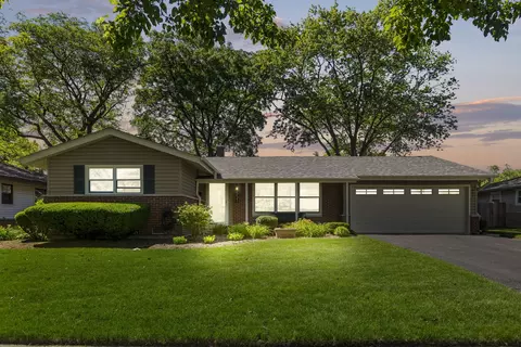 551 Dogwood Trl, Elk Grove Village, IL 60007