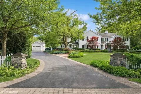2329 Clover Ln, Northfield, IL 60093