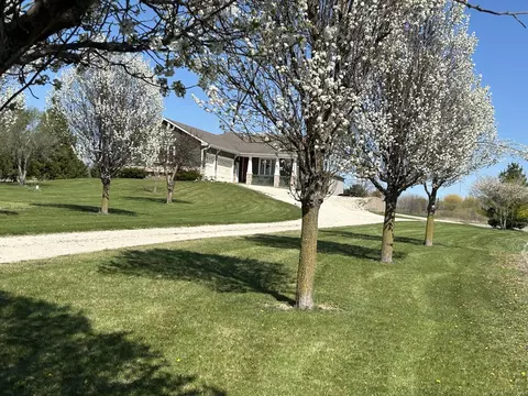 9118 Riley Rd, Marengo, IL 60152