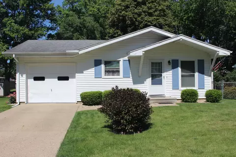 11 Kirkwood Dr, Clinton, IL 61727