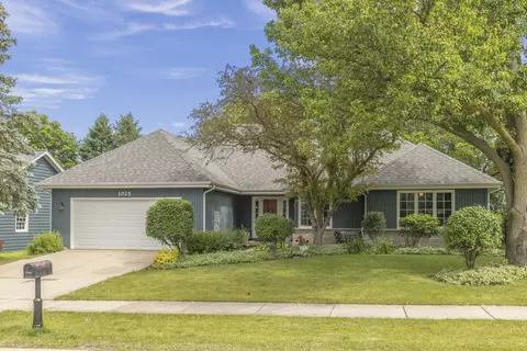 1025 Fox Valley Dr, Aurora, IL 60504