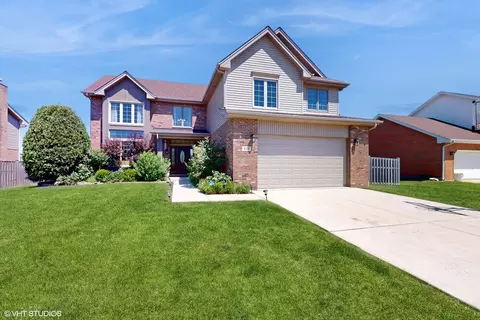 8151 Chesterton Dr, Woodridge, IL 60517