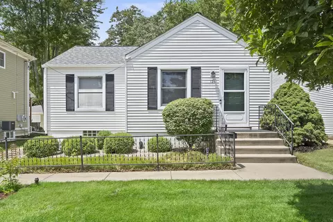 121 N Huffman St, Naperville, IL 60540