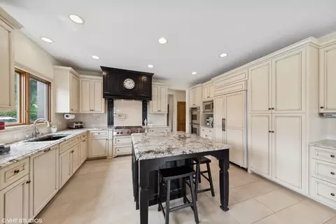 650 W End Rd, Roselle, IL 60172 photo 13