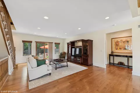 650 W End Rd, Roselle, IL 60172 photo 8