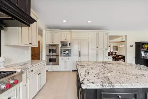 650 W End Rd, Roselle, IL 60172 photo 16