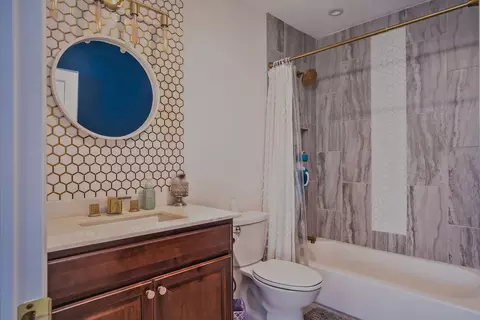 Bath - 1902 Orchard Beach Rd, Mchenry, IL 60050 photo 1 of 3