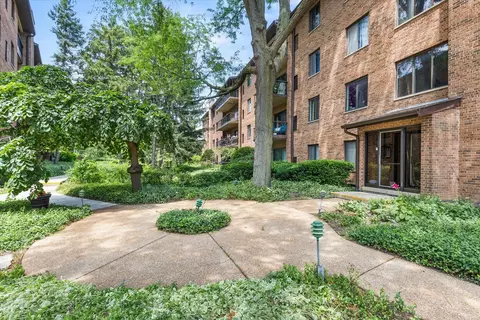 Exterior - 7510 Farmingdale Dr #106, Darien, IL 60561 photo 5 of 8