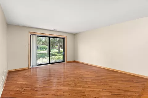Living - 7510 Farmingdale Dr #106, Darien, IL 60561 photo 2 of 4