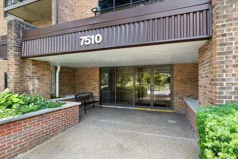 Exterior - 7510 Farmingdale Dr #106, Darien, IL 60561 photo 8 of 8