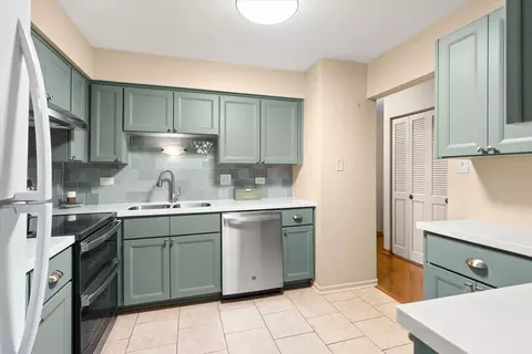 Kitchen - 7510 Farmingdale Dr #106, Darien, IL 60561 photo 2 of 4