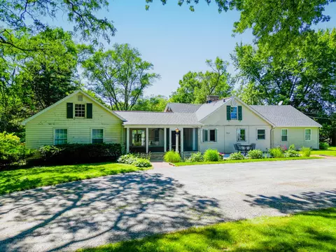 24200 W Hafer Rd, Mundelein, IL 60060