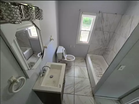 Bath - 767 N Dearborn Ave, Kankakee, IL 60901 photo 1 of 1