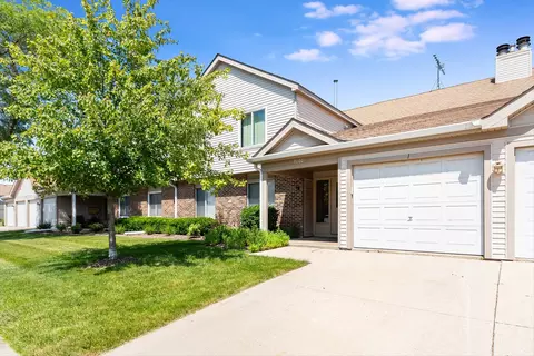 7060 Newport Dr #101, Woodridge, IL 60517
