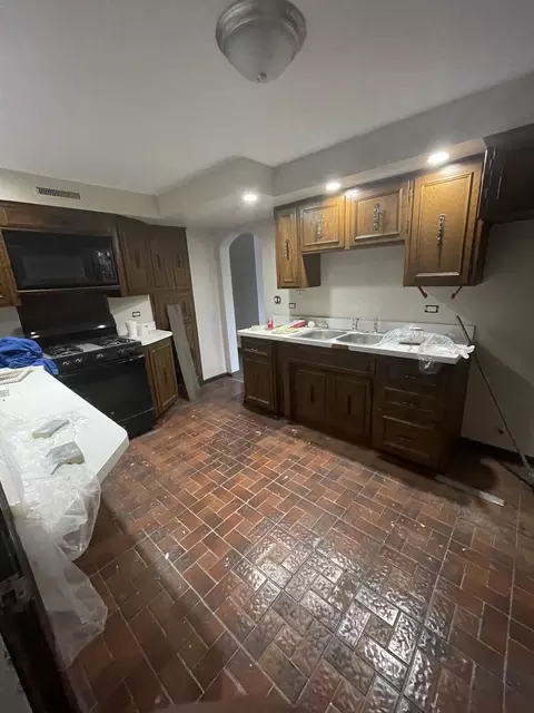 Kitchen - 8737 44th Pl, Lyons, IL 60534 photo 1 of 1