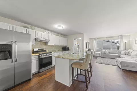 2024 Grayhawk Dr, Aurora, IL 60503 photo 3