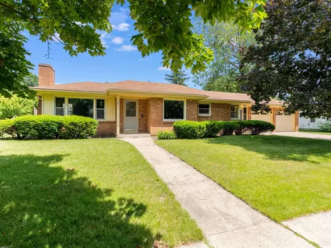 621 Preston Ave, Elgin, IL 60120